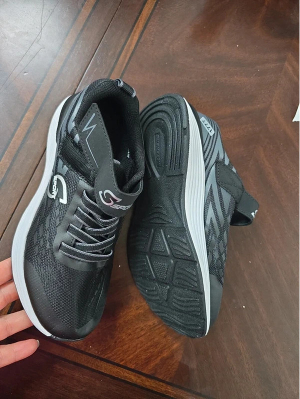 Size 3 nwot sketchers, sport tennis shoes, item 1777 boxG17